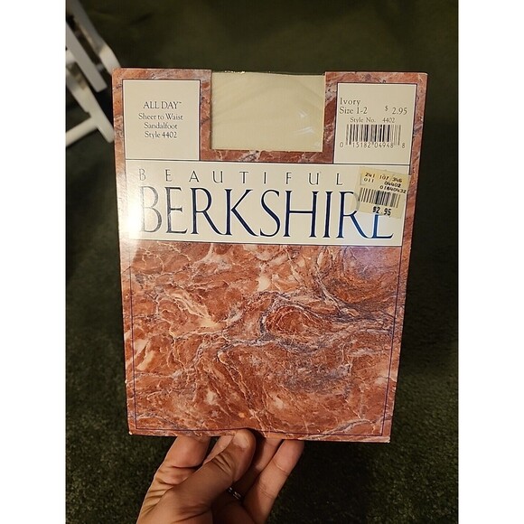 New Beautiful Berkshire Ivory Size 1-2 Pantyhose Sandalfoot Style 4402 Vintage - Picture 6 of 6
